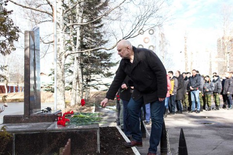 Возложение цветов на могилы погибших бойцов спецназа 