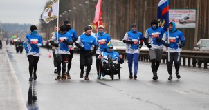 Обездвиженный ветеран спецназа Николай Евтух прошел зимний марафон на Дороге жизни 